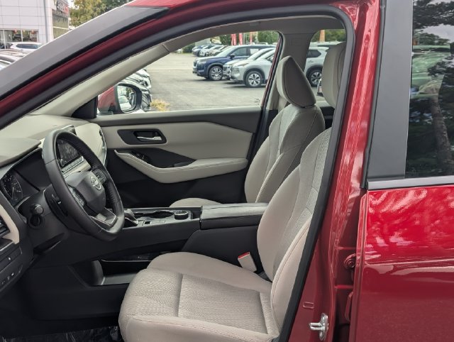 Used 2025 Nissan Rogue SV AWD/4WD image 16