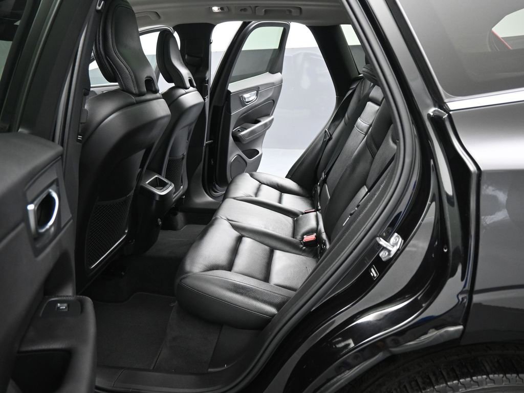 Used 2021 Volvo XC60 T5 Momentum w/ Premium Package image 18