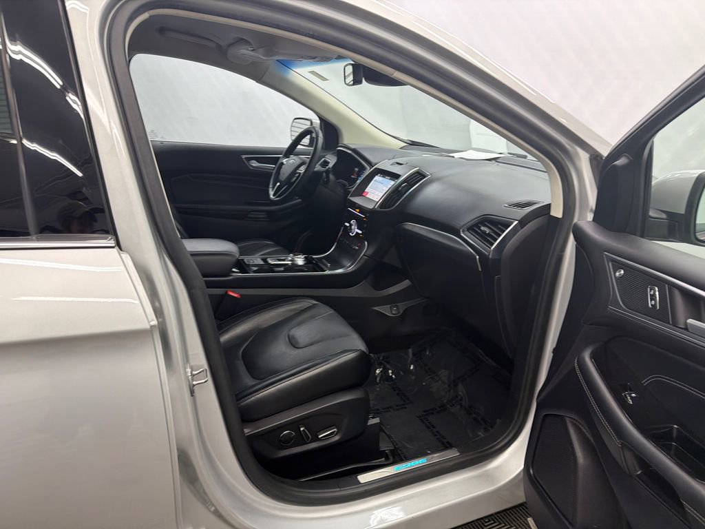 Used 2019 Ford Edge Titanium image 15