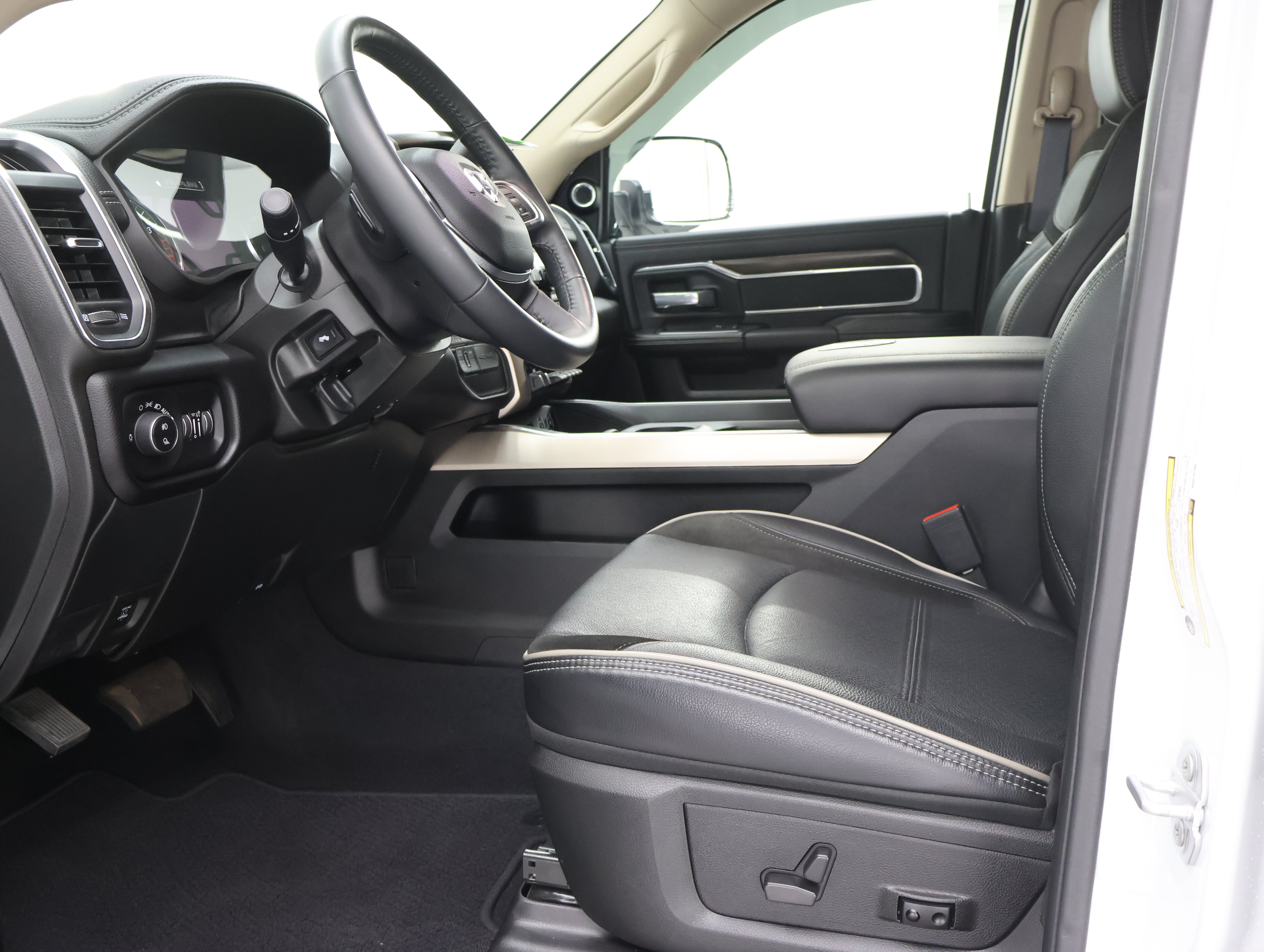 Used 2022 RAM 2500 Laramie AWD/4WD image 9