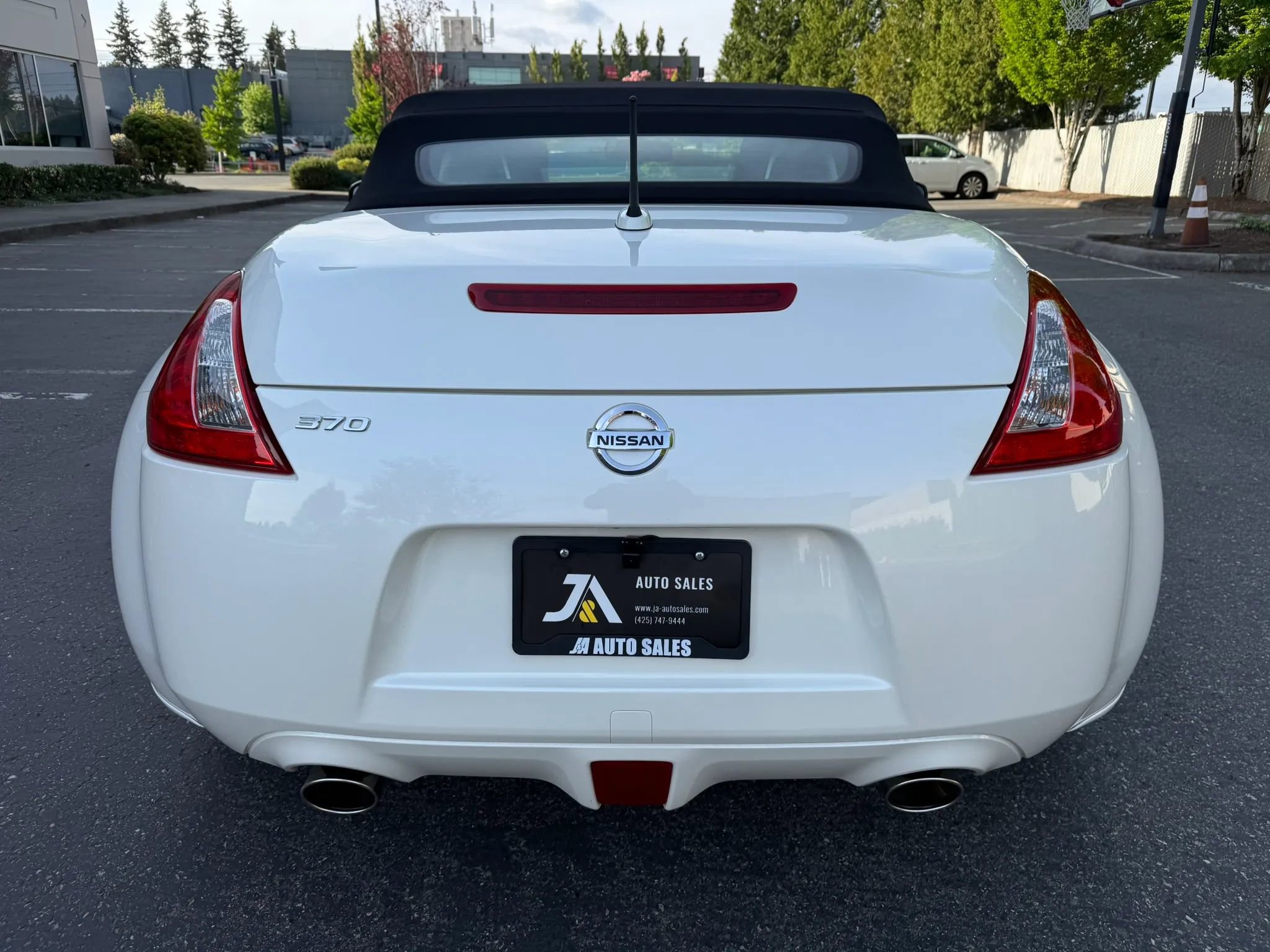 Used 2015 Nissan 370Z Roadster RWD image 9