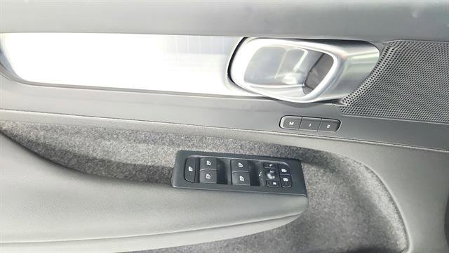Used 2024 Volvo XC40 B5 Core image 20