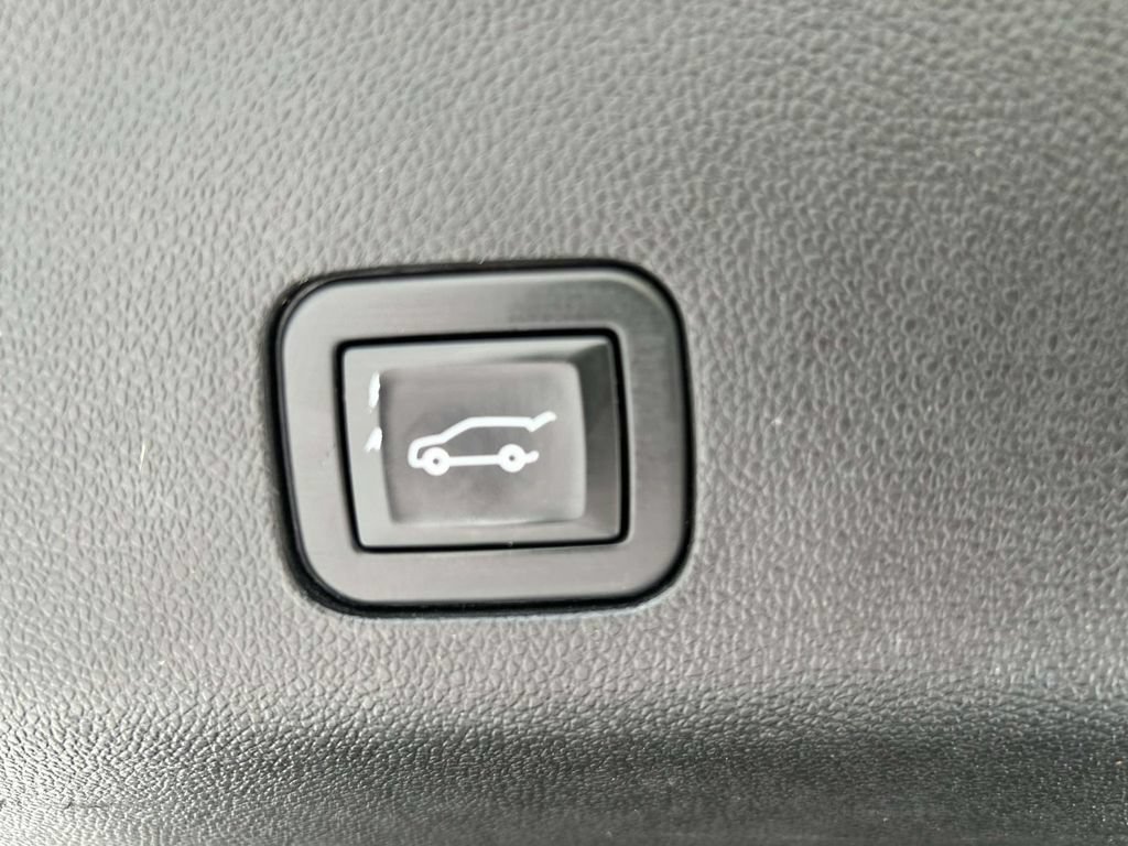 Used 2021 Chevrolet Suburban RST w/ Luxury Package RWD image 11