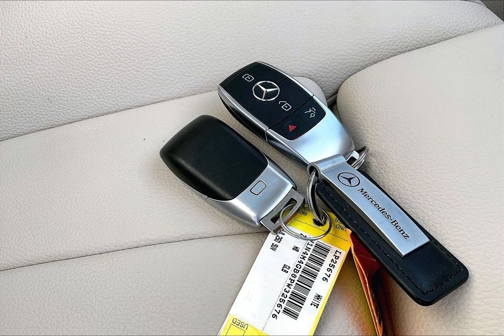 Used 2023 Mercedes-Benz GLB 250 w/ Premium Package image 33