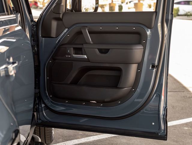 New 2026 Land Rover Defender 110 X-Dynamic SE image 27