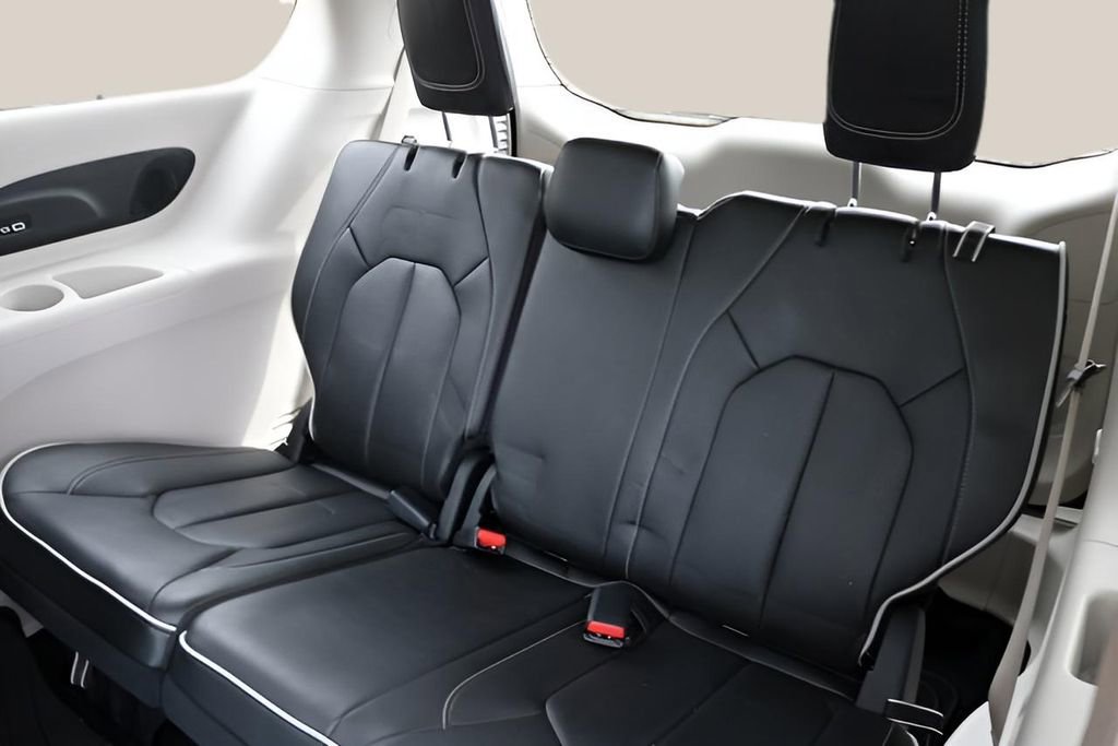 Used 2023 Chrysler Pacifica Limited image 16