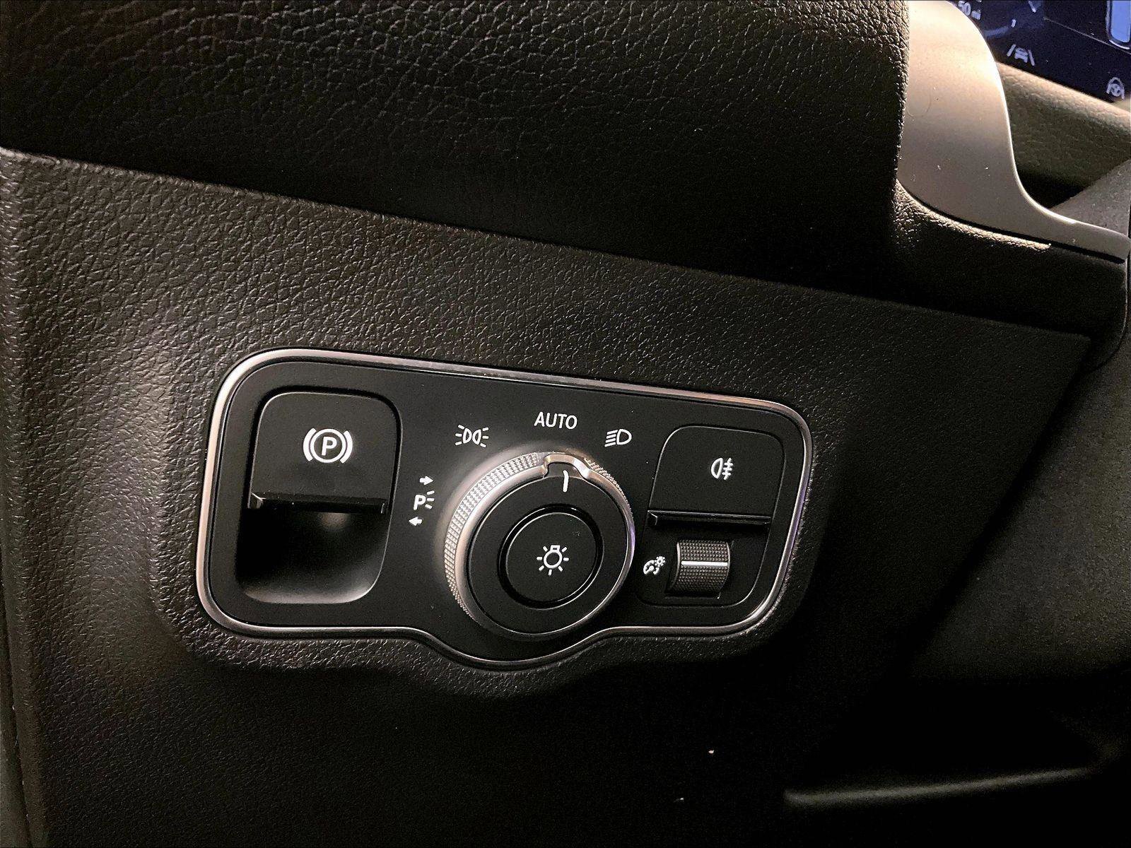 Used 2022 Mercedes-Benz EQB 300 4MATIC image 30