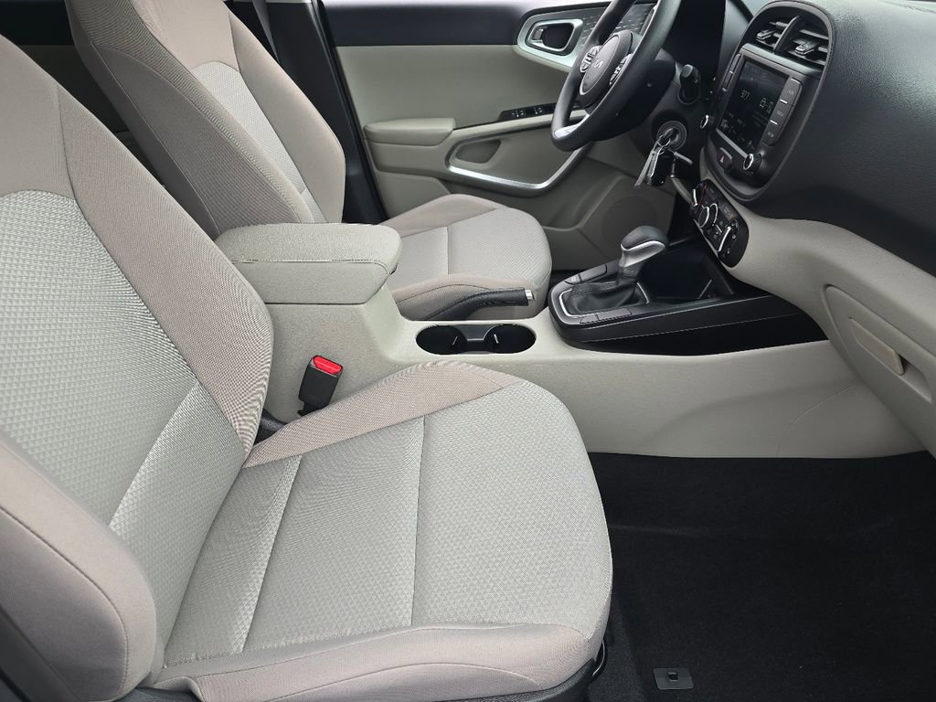 Used 2025 Kia Soul LX image 21