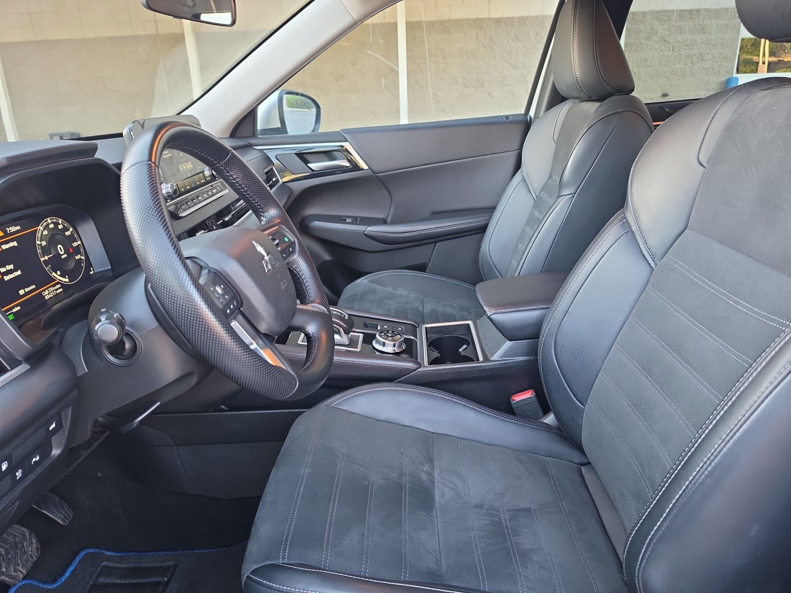 Used 2024 Mitsubishi Outlander 4WD Plug-In Hybrid image 13