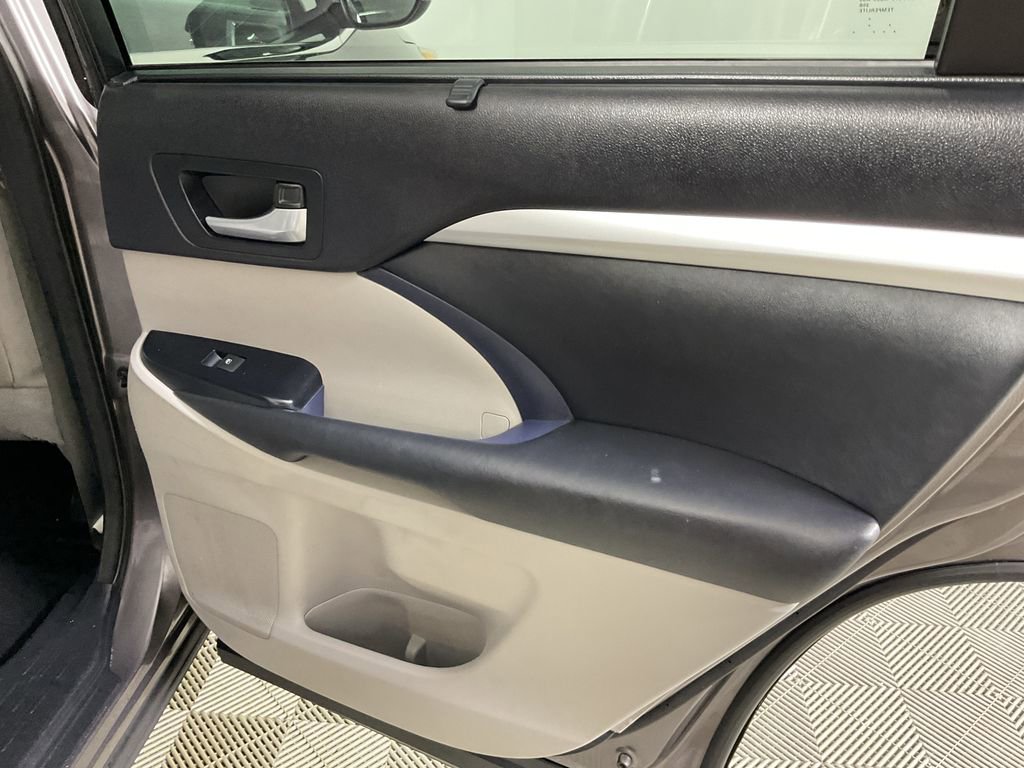 Used 2014 Toyota Highlander XLE image 25