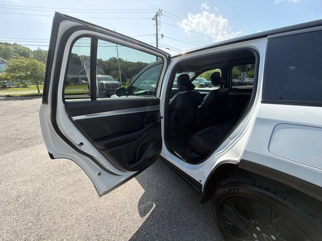 Used 2024 Jeep Wagoneer Launch Edition AWD/4WD image 31