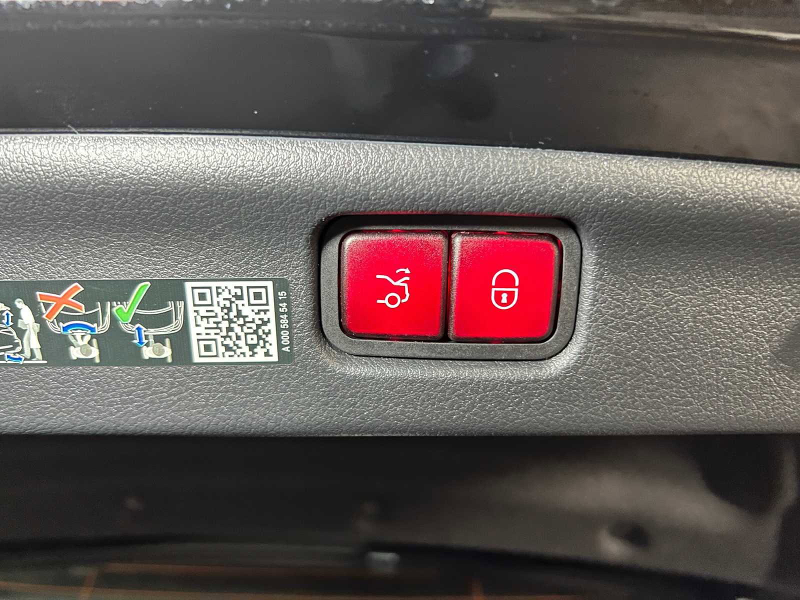 Used 2025 Mercedes-Benz C 300 4MATIC Sedan image 17