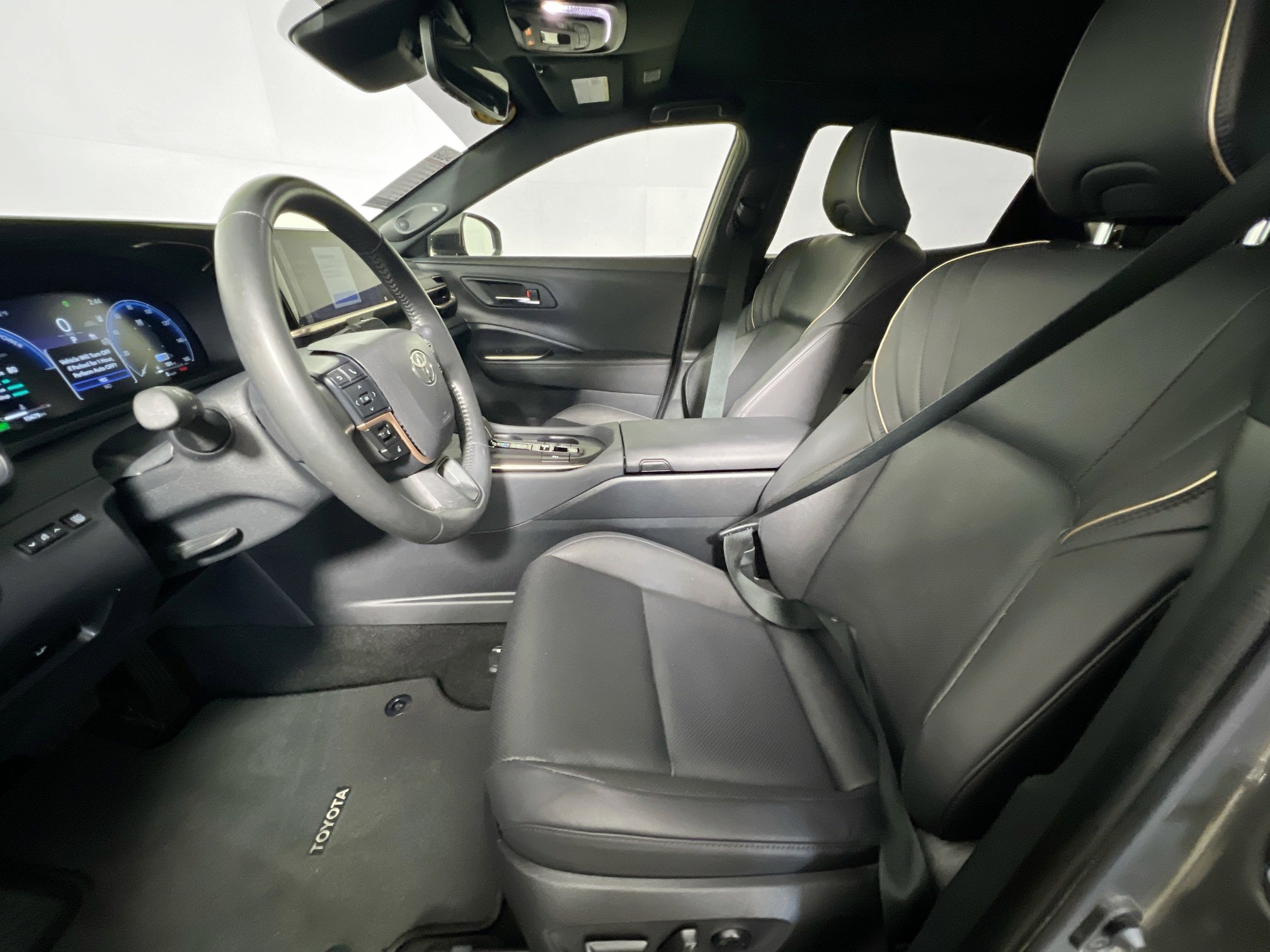 Used 2023 Toyota Crown Limited image 14