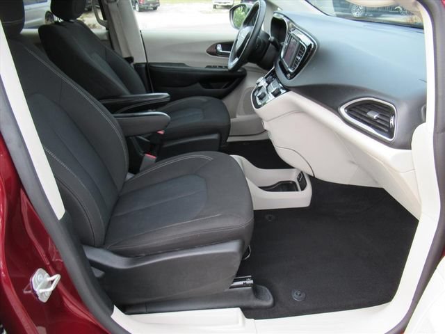 Certified 2023 Chrysler Voyager LX FWD image 10