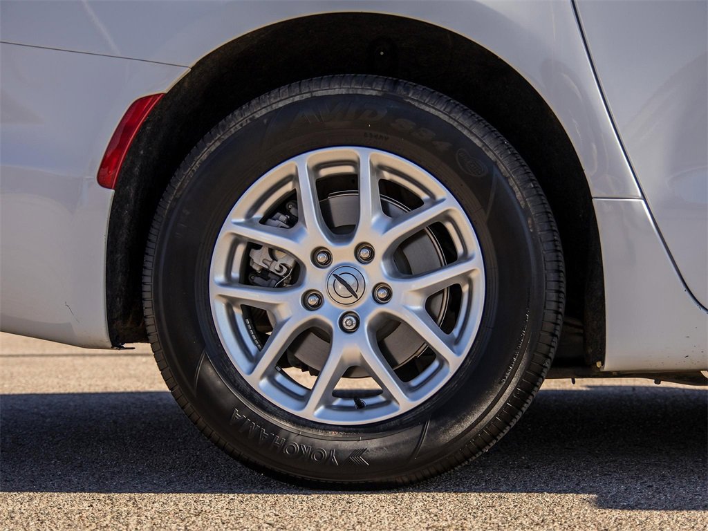 Used 2022 Chrysler Pacifica Touring-L image 9