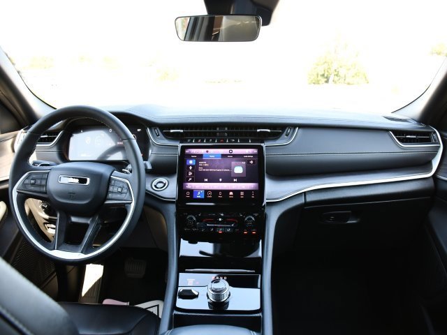 Used 2025 Jeep Grand Cherokee Limited w/ Black Appearance Package image 18