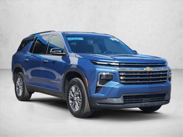 Used 2025 Chevrolet Traverse LT w/ Driver Confidence Package FWD image 2