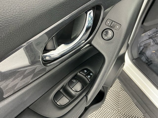 Used 2018 Nissan Rogue SV image 27