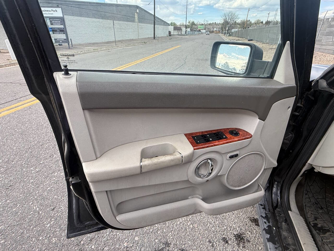 Used 2006 Jeep Commander Limited w/ Trailer Tow Group IV RWD image 17