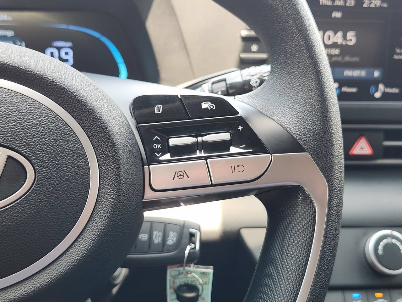Certified 2025 Hyundai Elantra SE FWD image 28