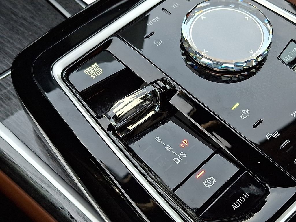 Certified 2025 BMW 750e xDrive w/ Executive Package image 16
