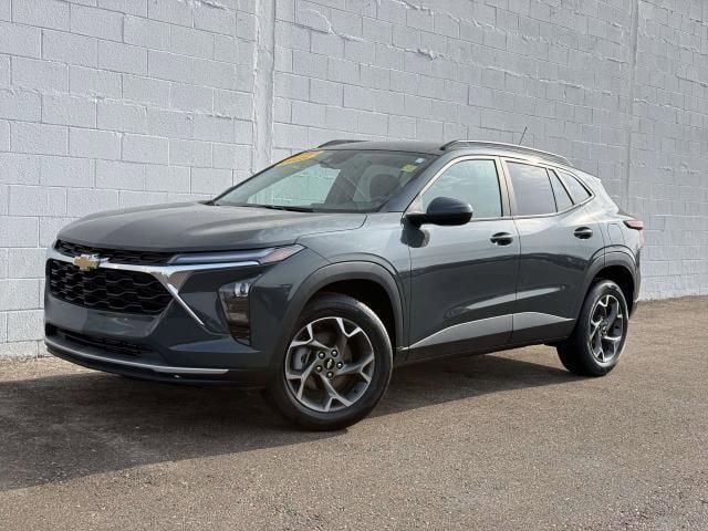 Used 2025 Chevrolet Trax LT FWD image 1