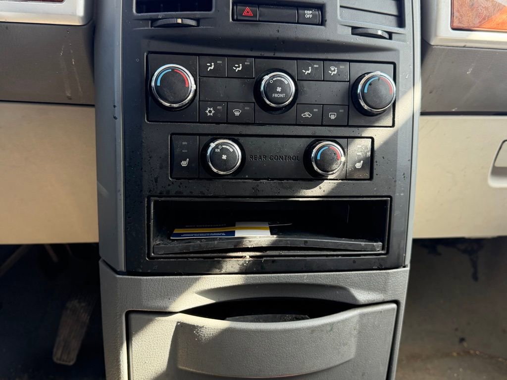 Used 2008 Chrysler Town & Country Touring FWD image 18