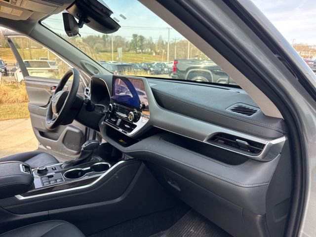 Used 2025 Toyota Highlander Platinum image 34