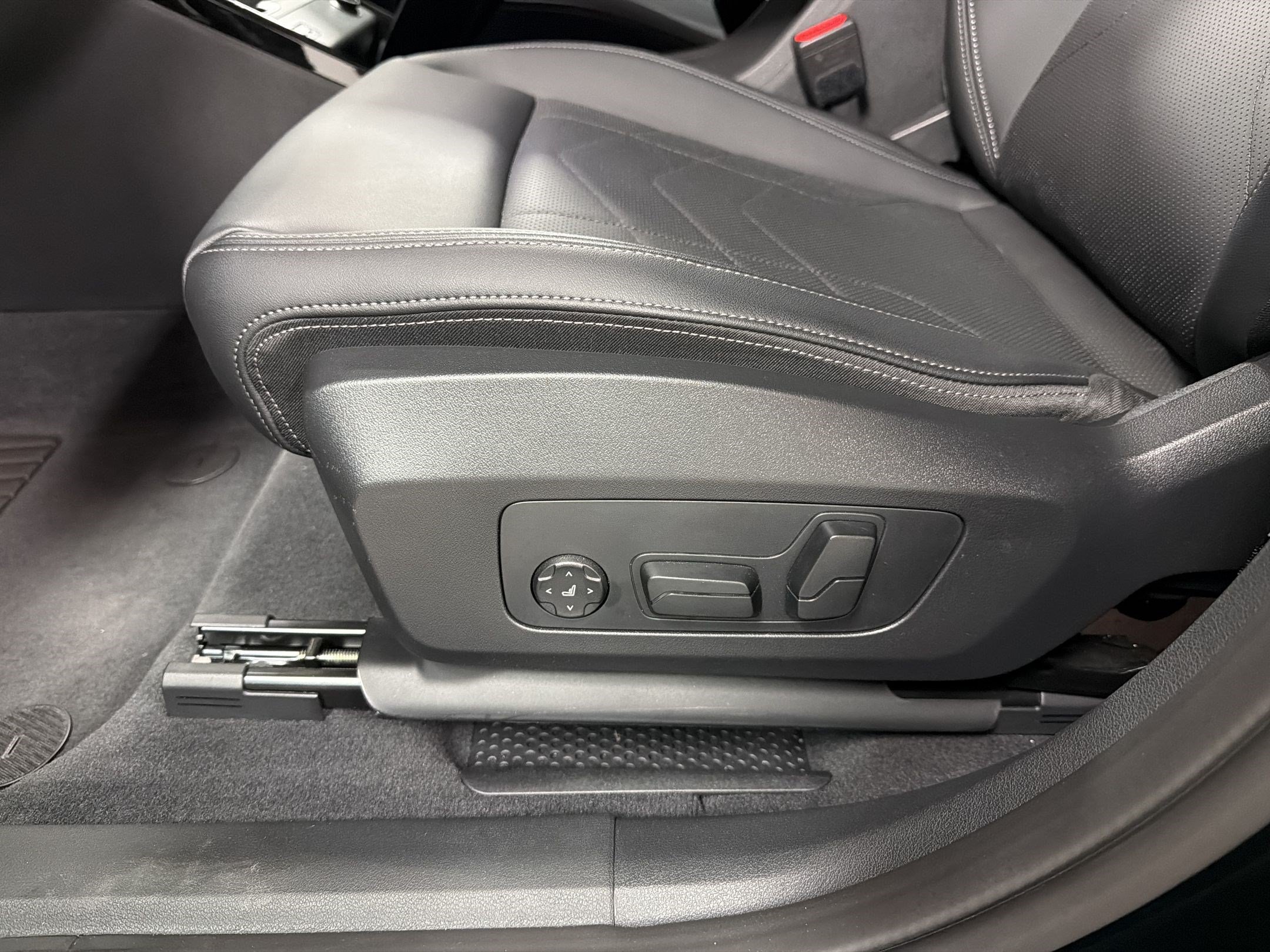 Certified 2025 BMW X2 xDrive28i AWD/4WD image 15