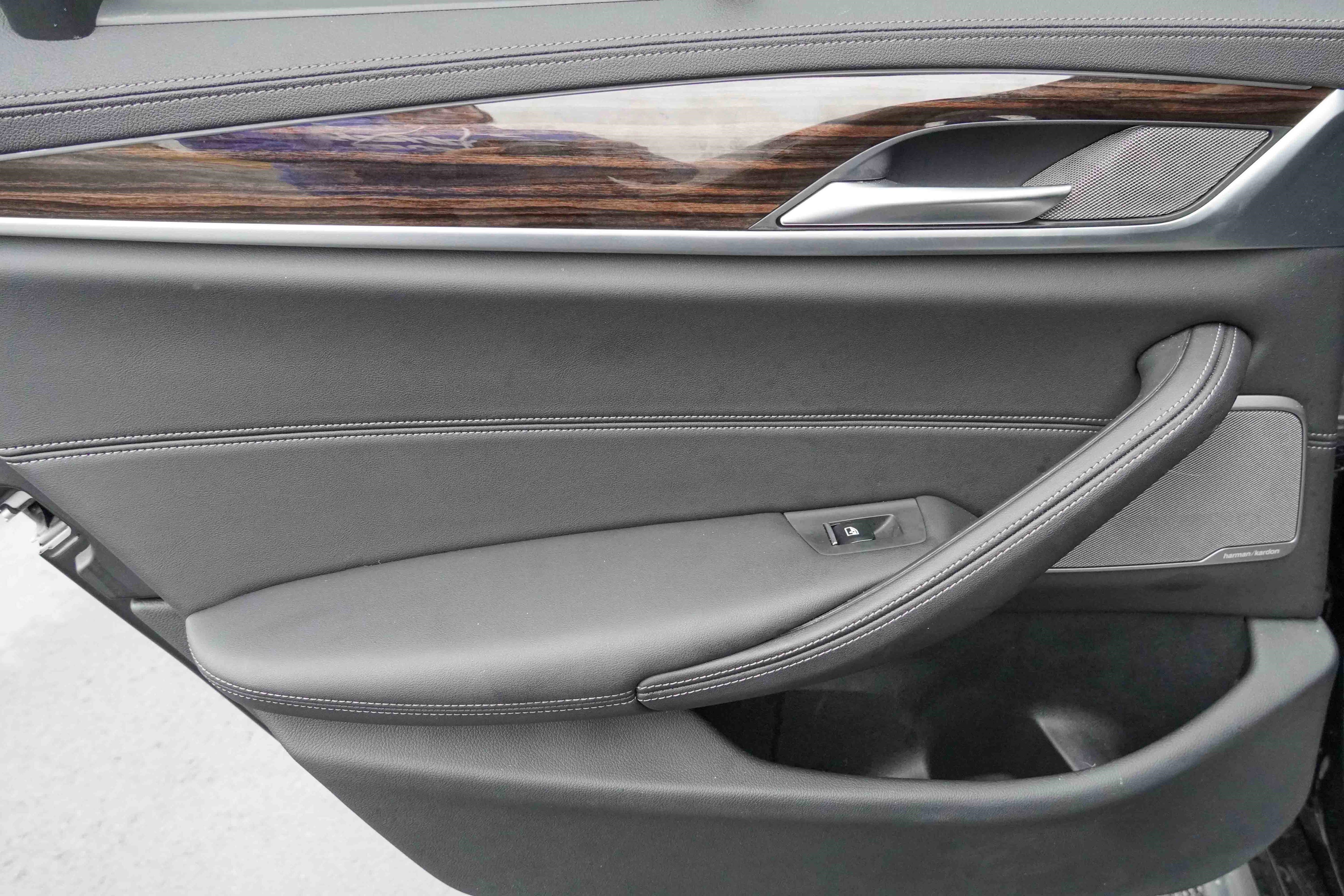 Used 2022 BMW M550i xDrive w/ Executive Package image 34