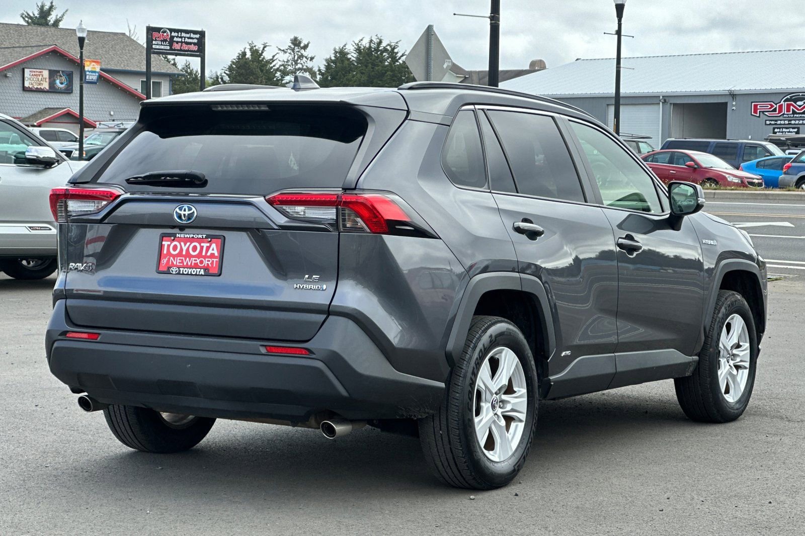 Used 2021 Toyota RAV4 LE w/ Carpet Mat Package (TMS) AWD/4WD image 4