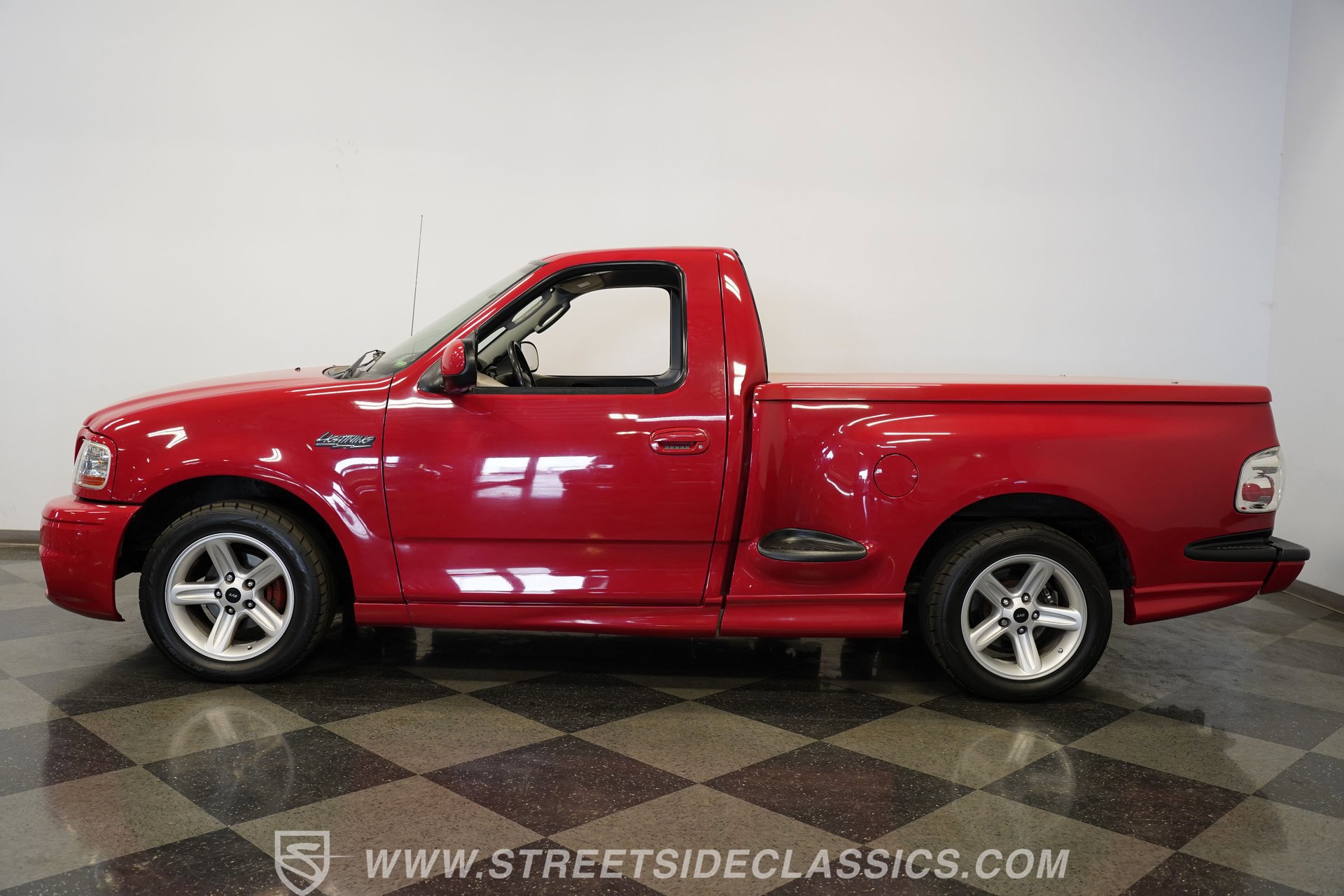 Used 2003 Ford F150 Lightning RWD image 2