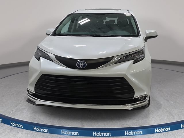 Certified 2024 Toyota Sienna XLE FWD image 2