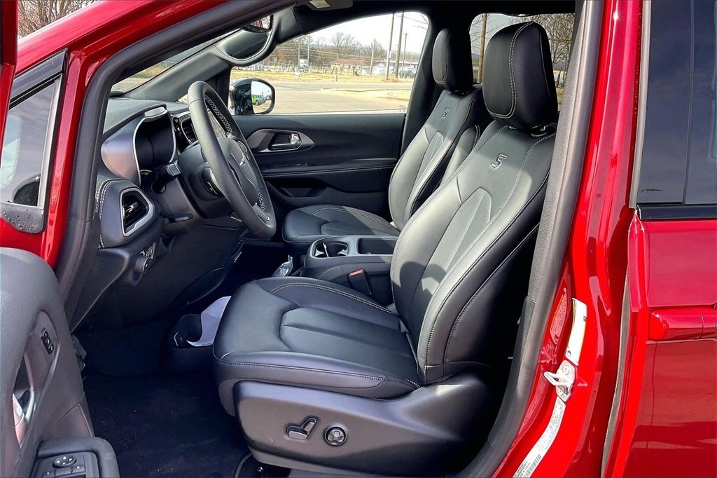 New 2026 Chrysler Pacifica Select image 9
