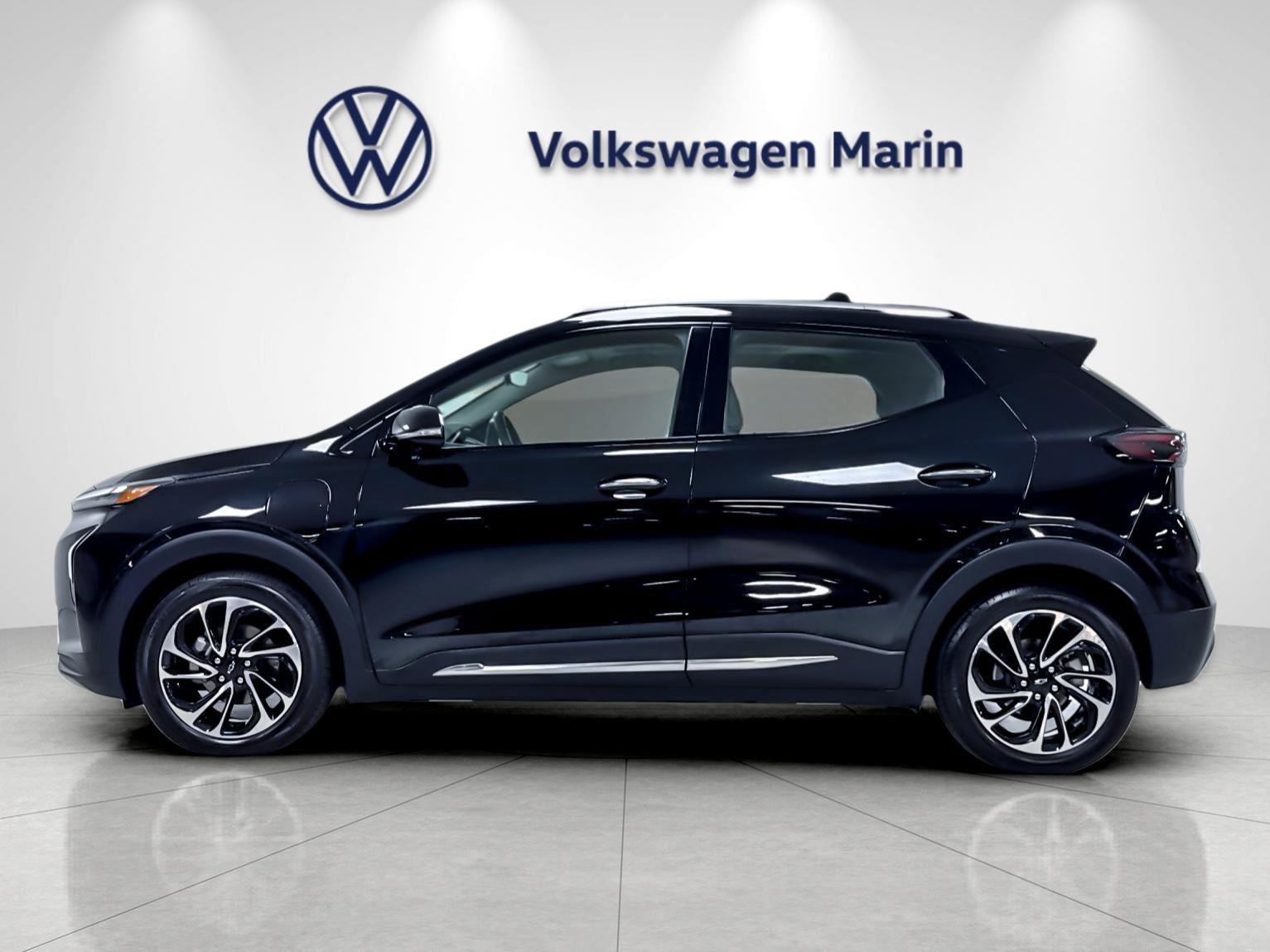 Used 2022 Chevrolet Bolt EUV Premier w/ Sun & Sound Package FWD image 2