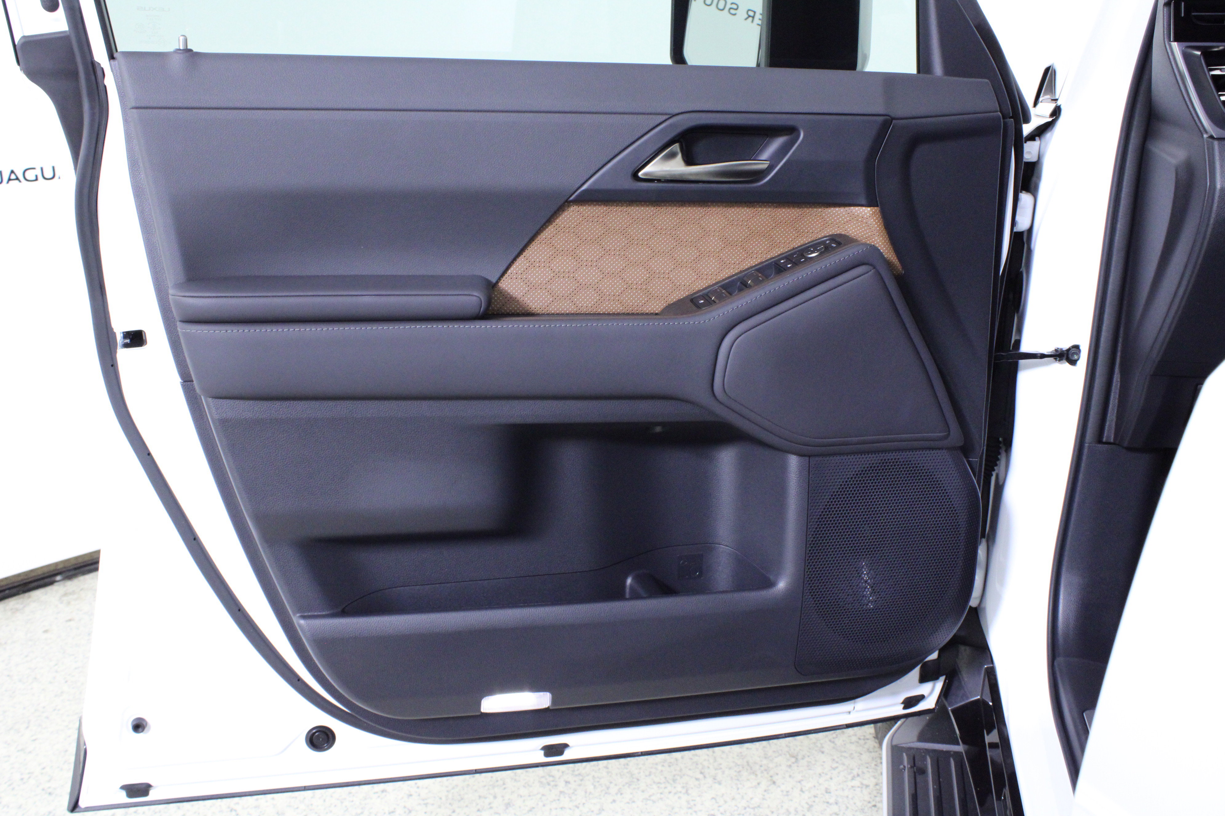 Used 2024 Lexus GX 550 w/ Accessory Package (Z1) AWD/4WD image 20
