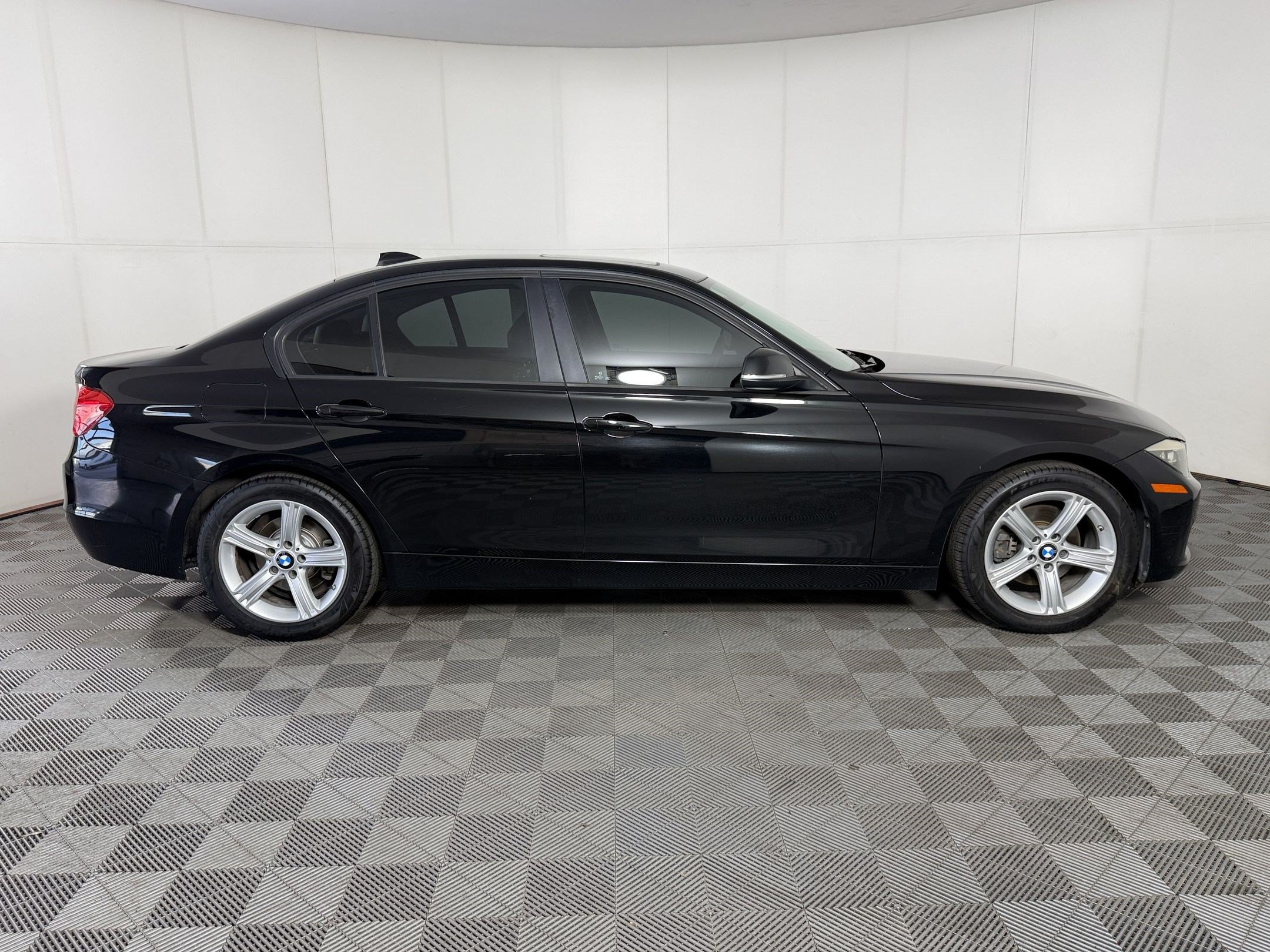 Used 2014 BMW 320i xDrive Sedan AWD/4WD image 8