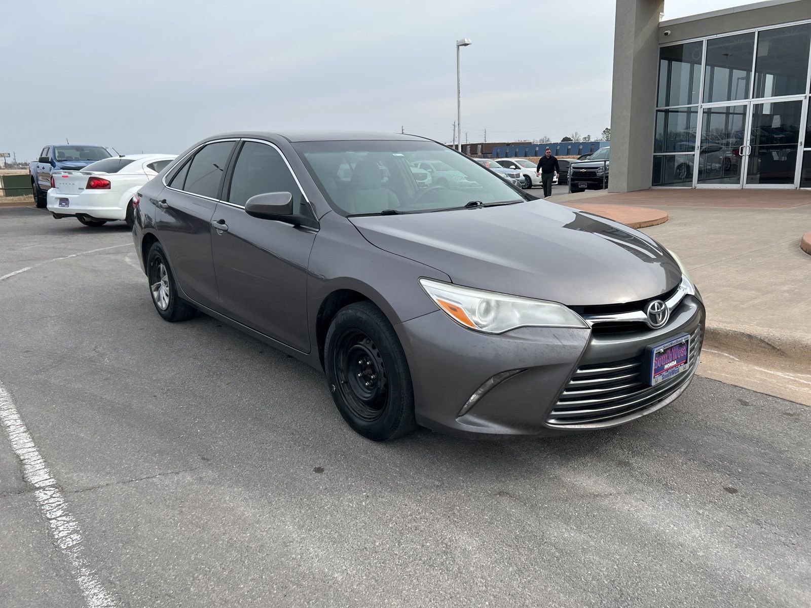 Used 2017 Toyota Camry LE image 3
