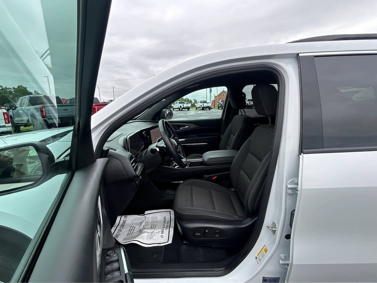 Used 2025 Chevrolet Traverse LT image 15