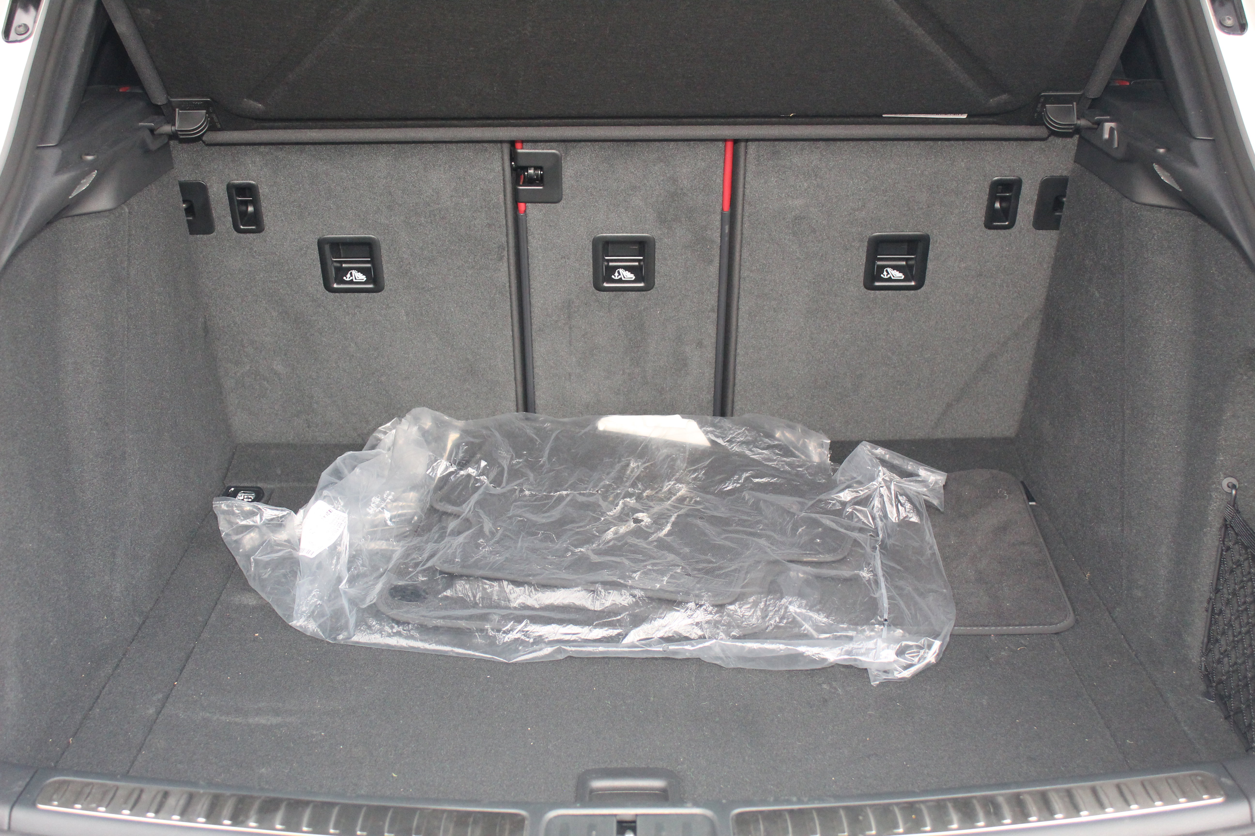 Certified 2025 Porsche Macan image 12