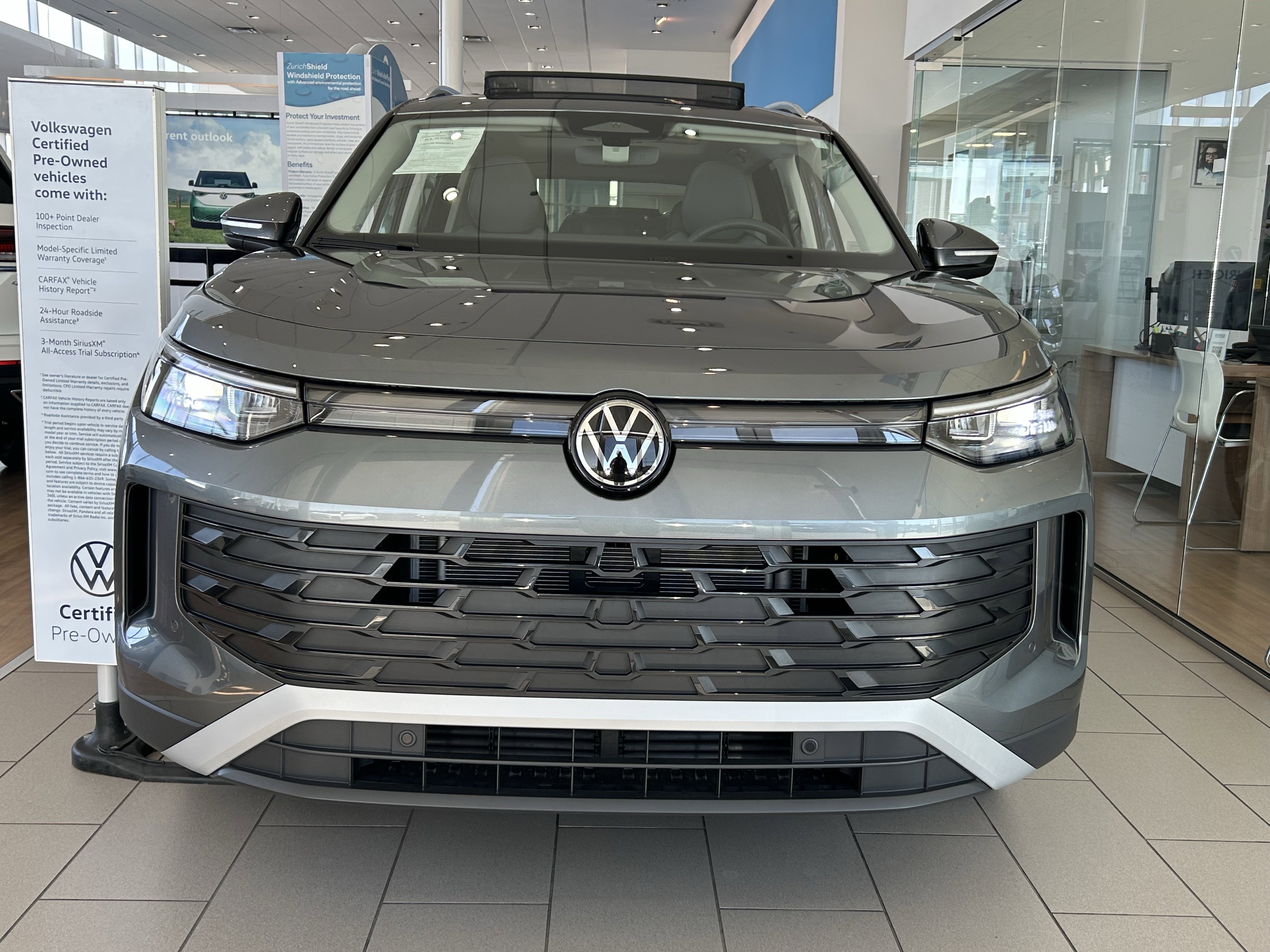 Certified 2025 Volkswagen Tiguan SE image 2