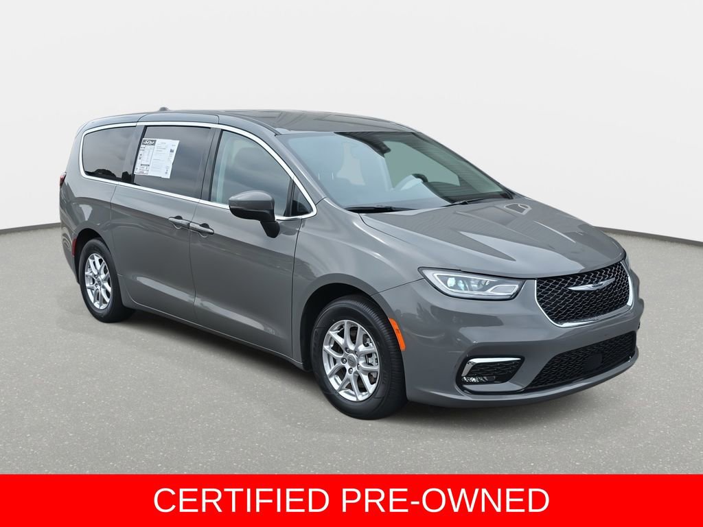 Used 2023 Chrysler Pacifica Touring-L FWD image 3