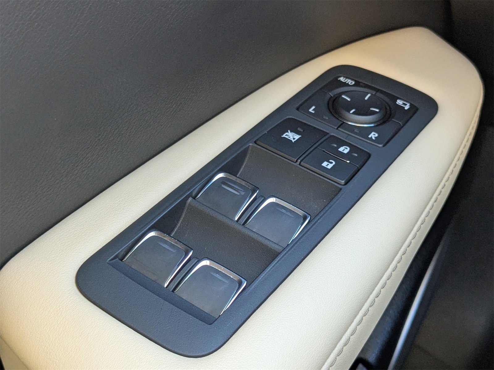 Used 2022 Lexus RX 350L Premium w/ Premium Package image 28