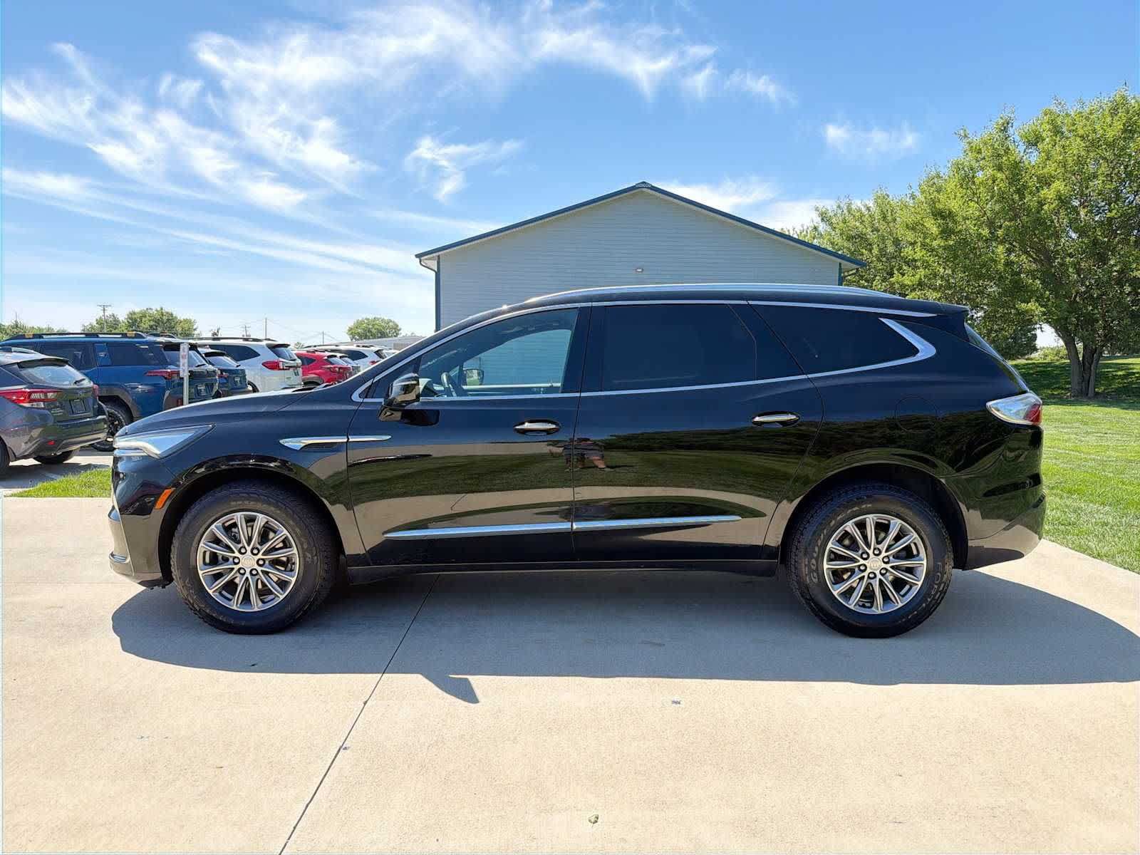 Used 2022 Buick Enclave Premium AWD/4WD image 3