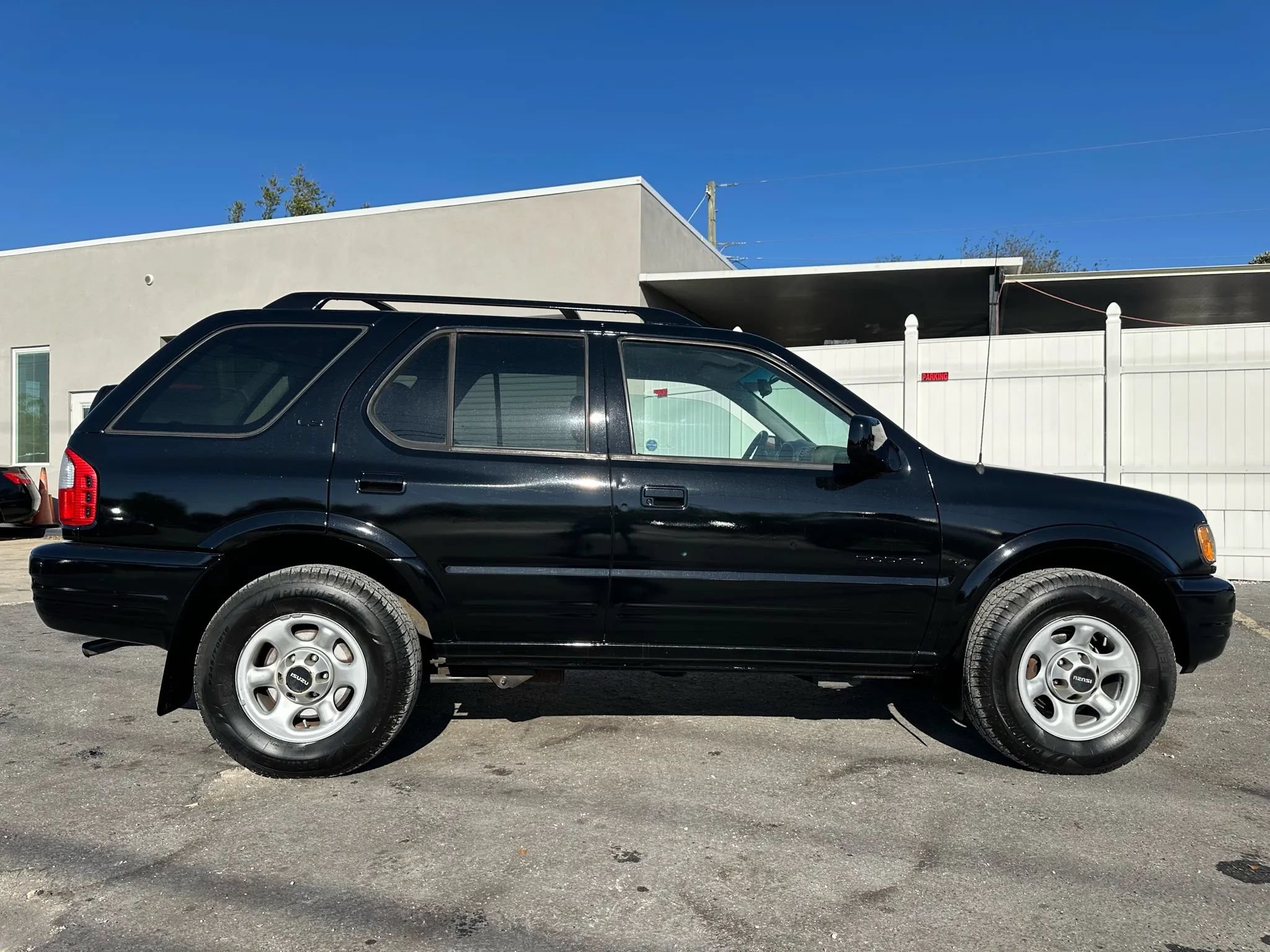 Used 2001 Isuzu Rodeo S RWD image 5