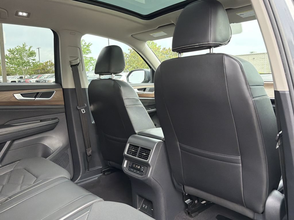 Used 2024 Volkswagen Atlas SE FWD image 19