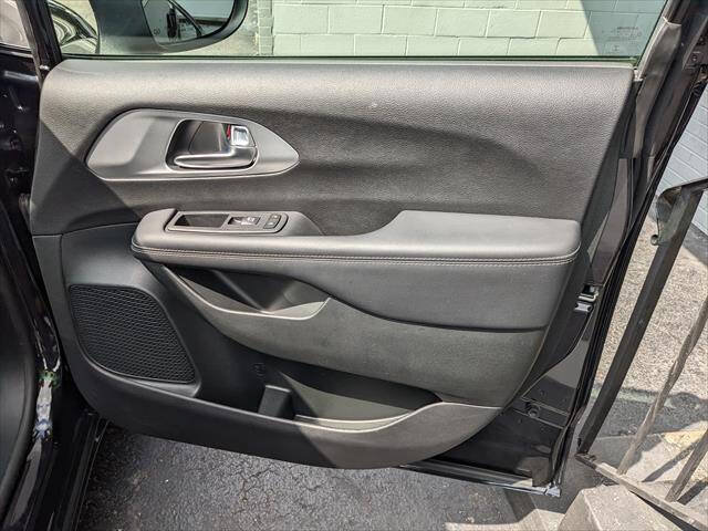 Used 2023 Chrysler Pacifica Touring-L w/ Uconnect Theater Family Group AWD/4WD image 18
