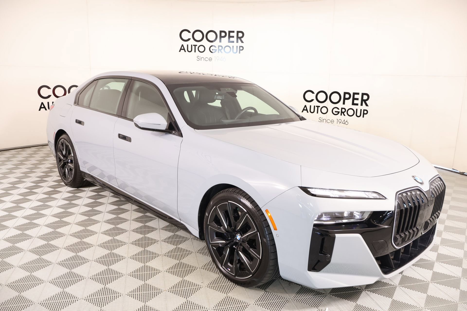 Used 2025 BMW 760i xDrive w/ Executive Package AWD/4WD image 1
