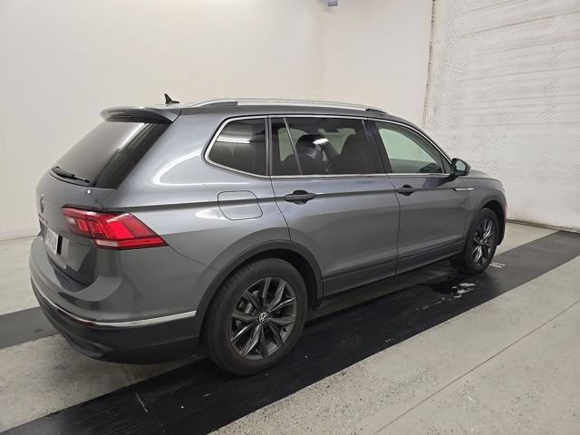 Used 2023 Volkswagen Tiguan SE w/ Panoramic Sunroof Package FWD image 3
