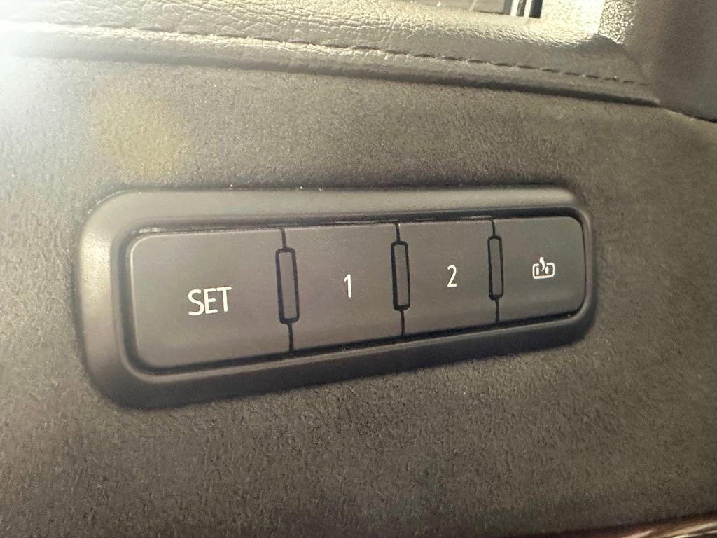 Used 2020 Cadillac Escalade Luxury AWD/4WD image 19